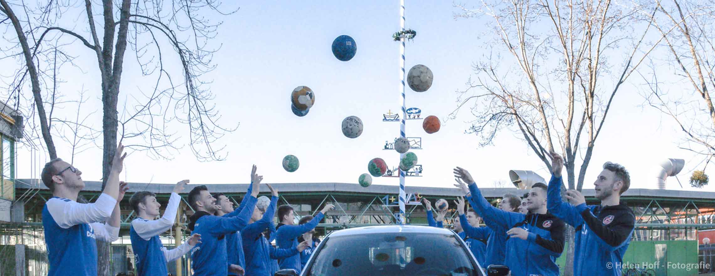 Regionales Engagement - Handballteam Herren werfen Bälle über E-Auto zu
